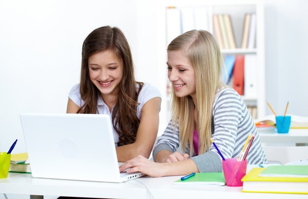 Begin hier jouw bestelling students-having-fun-with-laptop.jpg